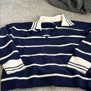 American Eagle Outfitters V-Neck Sweater in Navy and Cream